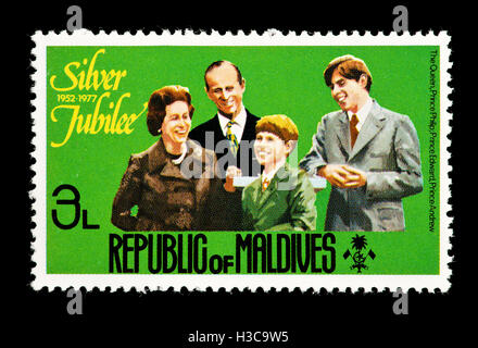 Timbre-poste des Maldives illustrant la Reine, des Princes Phillip, Edward et Andrew. Banque D'Images