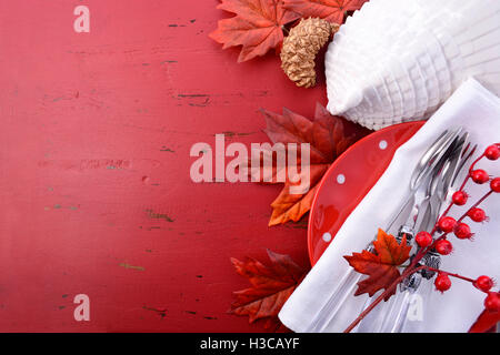 Thème rouge et blanc avec fond de grâce sur une difficulté frontières décoré de tables en bois rouge, avec un livre blanc la Turquie une soupière Banque D'Images