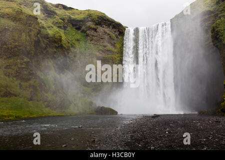 Cascade de Skogafoss, l'une des plus grandes chutes d'eau en Islande Banque D'Images