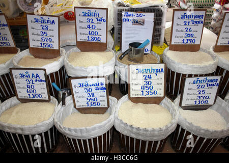 Variétés de riz pour la vente dans un marché de Chiang Mai, Thaïlande Banque D'Images