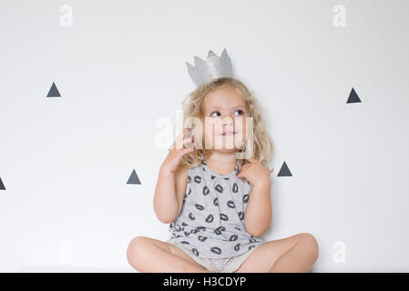 Little girl wearing paper crown Banque D'Images