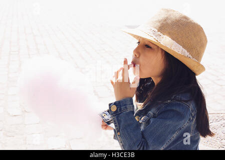 Girl eating Cotton Candy Banque D'Images