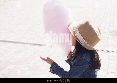 Girl eating Cotton Candy Banque D'Images