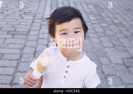 Petit garçon avec ice cream cone, portrait Banque D'Images