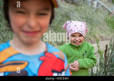 Les enfants en randonnée dans la nature Banque D'Images
