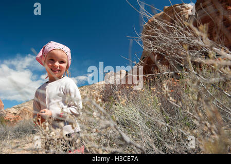 Petite fille en randonnée dans la nature Banque D'Images