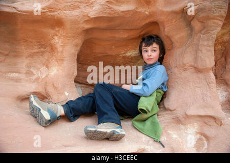 Boy relaxing on rock formation à Capitol Reef National Park, Utah, USA Banque D'Images