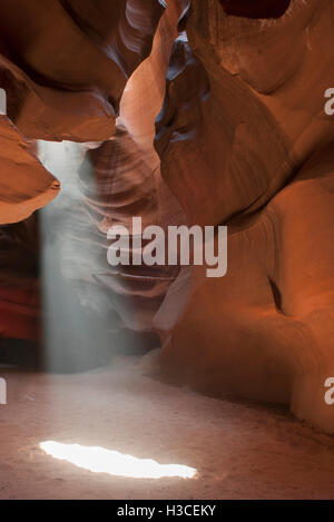 Rayon de soleil qui brille dans Antelope Canyon, Arizona, USA Banque D'Images