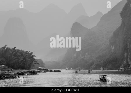 Bateau de croisière et les bateaux remplis de touristes voyages la magnifique route panoramique dans la brume Banque D'Images