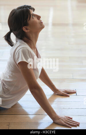 Woman stretching en posture du cobra Banque D'Images