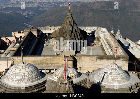 Jain temple complexe sur la sainte colline près du girnar junagadh city dans l'état du Gujarat en Inde. Banque D'Images