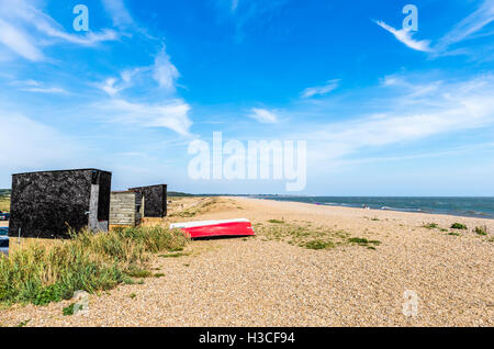 Rouge tournée vers le bateau à rames sur la plage de galets à Dunwich, un village dans le Suffolk coastal ergion, East Anglia, Royaume-Uni Banque D'Images