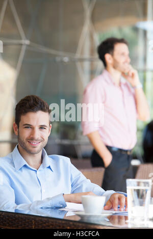 Businessman bénéficiant d'une pause café, portrait Banque D'Images