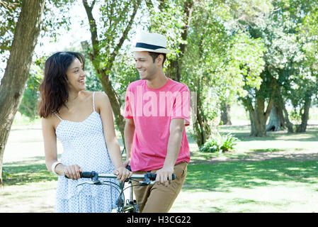 Jeune couple walking location ensemble Banque D'Images
