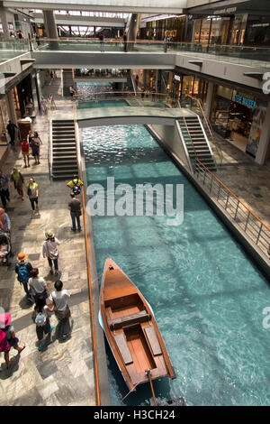 Singapour, Marina Bay Sands, le Centre commercial Shoppes, bateau dans le canal intérieur Banque D'Images