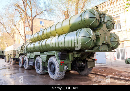 Système de missiles anti-aériens (SAM) S-300 stationné sur la rue de la ville Banque D'Images