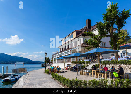 Restaurant au bord du lac dans la ville de Tegernsee, le lac Tegernsee, Bavière, Allemagne Banque D'Images