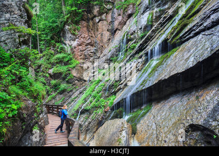 Les touristes à la recherche en cascade dans la gorge glees. Le parc national de Berchtesgaden. La Haute-bavière. L'Allemagne. Banque D'Images