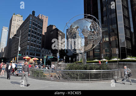 Le globe en acier sculpture à Columbus Circle, Manhattan, New York, United States. Banque D'Images