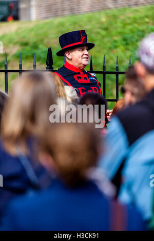 Un Yeoman Warder (Beefeater) Une visite à la Tour de Londres, Londres, Angleterre Banque D'Images