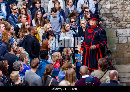 Un Beefeater (Yeoman de la Garde côtière canadienne) Une visite à la Tour de Londres, Londres, Angleterre Banque D'Images