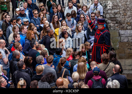 Un Beefeater (Yeoman de la Garde côtière canadienne) Une visite à la Tour de Londres, Londres, Angleterre Banque D'Images