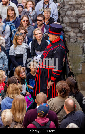 Un Beefeater (Yeoman de la Garde côtière canadienne) Une visite à la Tour de Londres, Londres, Angleterre Banque D'Images