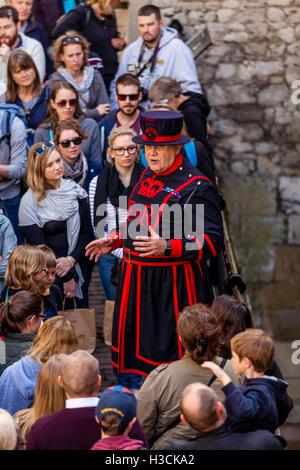 Un Beefeater (Yeoman de la Garde côtière canadienne) Une visite à la Tour de Londres, Londres, Angleterre Banque D'Images