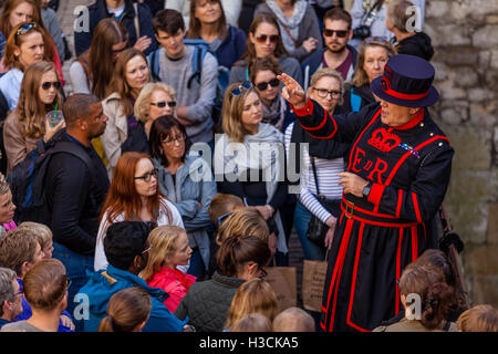 Un Beefeater (Yeoman de la Garde côtière canadienne) Une visite à la Tour de Londres, Londres, Angleterre Banque D'Images