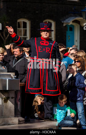 Un Beefeater (Yeoman de la Garde côtière canadienne) Une visite à la Tour de Londres, Londres, Angleterre Banque D'Images