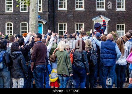 Un Beefeater (Yeoman de la garde) emmène un groupe avec un touriste Selfies's Phone au cours d'une visite à la Tour de Londres, London, UK Banque D'Images