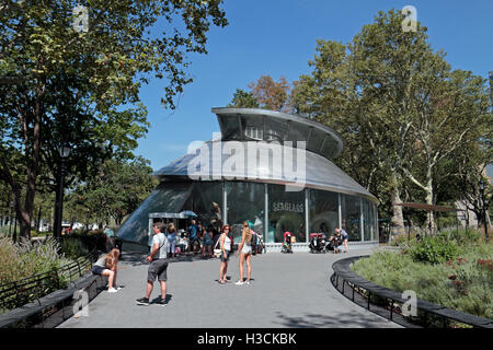 Le SeaGlass Carrousel, un carrousel sur le thème des poissons, Battery Park, Manhattan, New York. United States. Banque D'Images