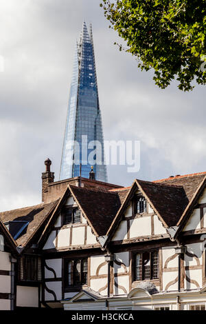 Le Shard prises depuis l'intérieur de la Tour de Londres, Londres, Angleterre Banque D'Images
