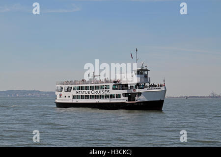 Une statue de la liberté en ferry de la baie de New York, Manhattan, New York, United States. Banque D'Images