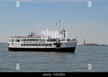 Un le ferry pour la Statue de la liberté avec la Statue de la liberté derrière, Manhattan, New York, United States. Banque D'Images