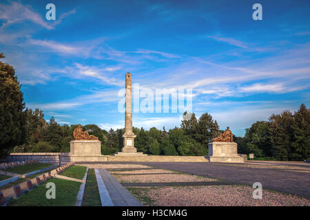 Cimetière-mausolée des soldats de l'armée soviétique dans la capitale polonaise - Varsovie, Pologne. Banque D'Images