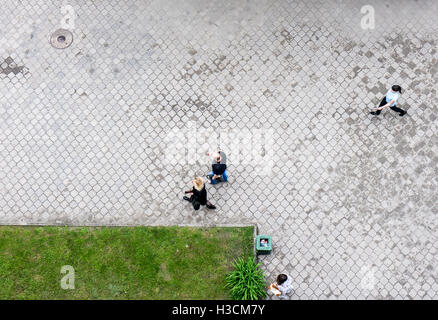 GOMEL, Bélarus - 26 MAI : Un homme et une femme marchant dans la rue le 26 mai 2016 à Gomel, au Bélarus. Banque D'Images