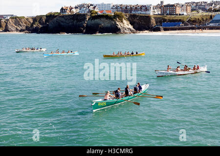 Cornwall UK concert traditionnel cornouaillais les équipes de course de bateaux Banque D'Images