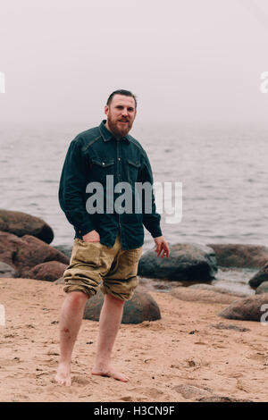 Hipster barbu sur la plage Banque D'Images