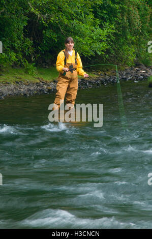 Flyfishing le nord de la rivière Santiam, Fisherman's Bend Recreation Area, New York Banque D'Images