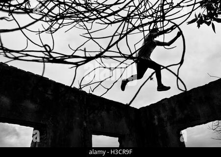 Jose Rodriguez, un freerunner de plus, l'équipe de Parkour saute sur le haut des murs d'une école abandonnée à Bogotá, Colombie. Banque D'Images