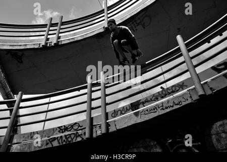 Steven Mantilla, un parkour runner de l'équipe de Tamashikaze, saute par la passerelle au cours d'une formation à Bogotá, Colombie. Banque D'Images