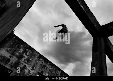 Jose Rodriguez, un freerunner de plus, l'équipe de Parkour saute du haut des murs pendant une formation à Bogotá, Colombie. Banque D'Images