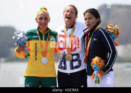 Great Britain's Anne Dickins (centre) célèbre remportant la médaille d'or aux côtés de l'Australie Amanda Reynold's (à gauche) et de la France, de Cindy Moreau durant la cérémonie pour les KL3 à la Lagoa stade lors de la huitième journée de la Rio 2016 Jeux paralympiques à Rio de Janeiro, Brésil. Banque D'Images