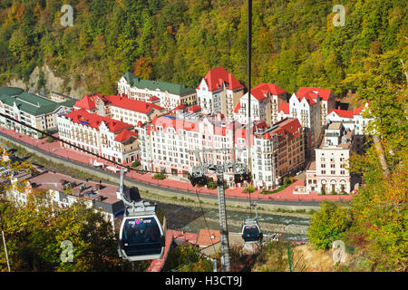 SOCHI, RUSSIE - 31 octobre 2015 : mountain zipline par forêt d'automne sur fond de Rosa Khutor, funiculaire, Sochi Banque D'Images