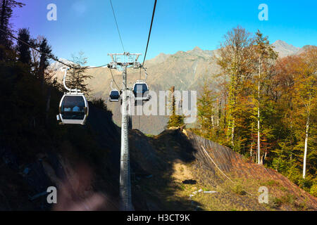 Par le biais de tyrolienne de montagne forêt d'automne sur fond de montagnes du Caucase, funiculaire de plate-forme d'observation des hauts. Sotchi, Rus Banque D'Images