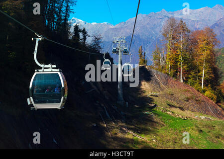 Par le biais de tyrolienne de montagne forêt d'automne sur fond de montagnes du Caucase, funiculaire de plate-forme d'observation des hauts. Sotchi, Rus Banque D'Images