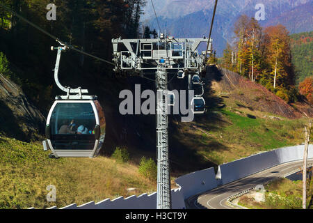 Par le biais de tyrolienne de montagne forêt d'automne sur fond de montagnes du Caucase, funiculaire de plate-forme d'observation des hauts. Sotchi, Rus Banque D'Images