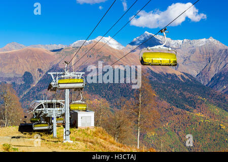 Par le biais de tyrolienne de montagne forêt d'automne sur fond de montagnes du Caucase, funiculaire de plate-forme d'observation des hauts. Sotchi, Rus Banque D'Images