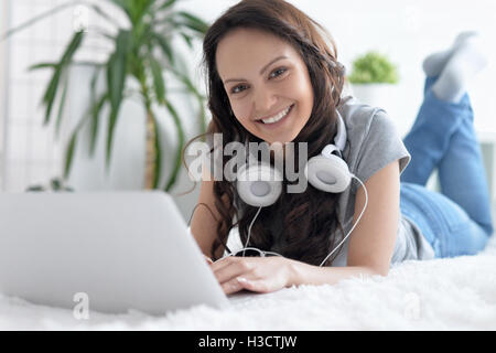 Jeune femme avec un casque et coffre Banque D'Images